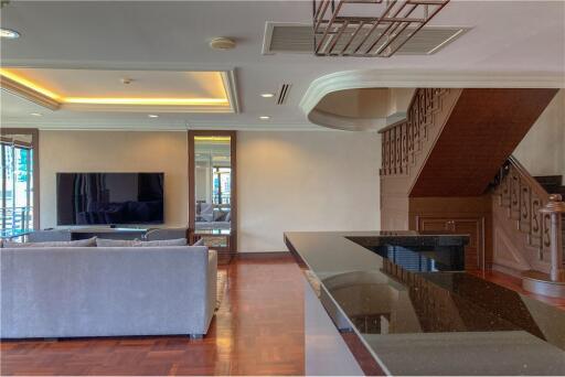 4 bed 4 baht for rent duplex style BTS Ploenchit