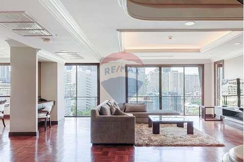 4 bed 4 baht for rent duplex style BTS Ploenchit