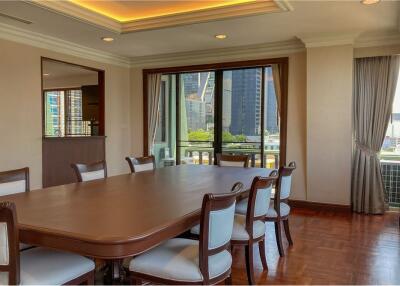 4 bed 4 baht for rent duplex style BTS Ploenchit