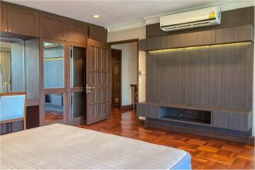 4 bed 4 baht for rent duplex style BTS Ploenchit