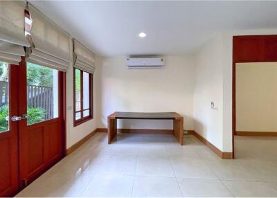 Single house 6 bedrooms with private pool for rent in Ekkamai.