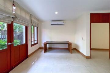 Single house 6 bedrooms with private pool for rent in Ekkamai.