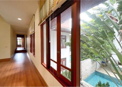 Single house 6 bedrooms with private pool for rent in Ekkamai.