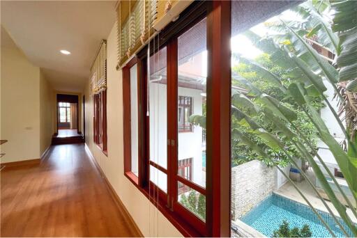 Single house 6 bedrooms with private pool for rent in Ekkamai.