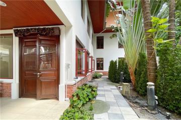 Single house 6 bedrooms with private pool for rent in Ekkamai.