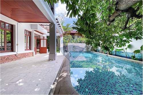 Single house 6 bedrooms with private pool for rent in Ekkamai.