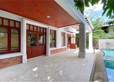 Single house 6 bedrooms with private pool for rent in Ekkamai.