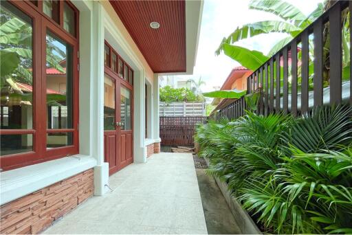 Single house 6 bedrooms with private pool for rent in Ekkamai.