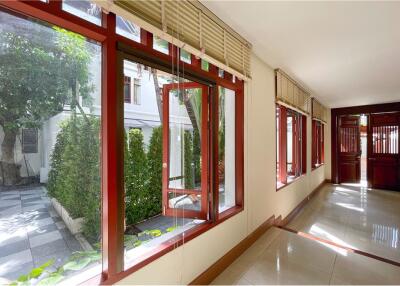 Single house 6 bedrooms with private pool for rent in Ekkamai.