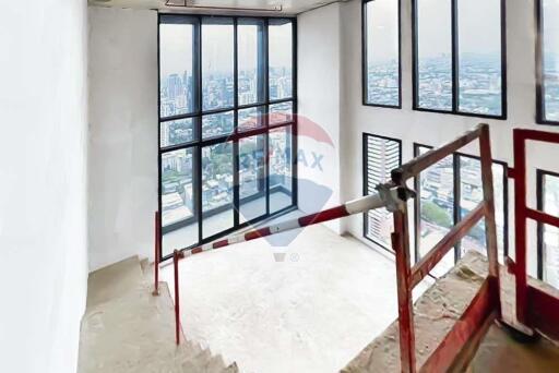 Bareshell Penthouse Duplex ที่หรูหราพร้อมวิวทิวทัศน์ที่น่าทึ่งสำหรับการขายที่ Hyde Heritage Thonglor