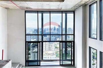 Bareshell Penthouse Duplex ที่หรูหราพร้อมวิวทิวทัศน์ที่น่าทึ่งสำหรับการขายที่ Hyde Heritage Thonglor