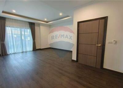 บ้านเดี่ยว 3 ชั้นกว้างขวางพร้อม 4 ห้องนอนสำหรับขายใน Sukhumvit 65 - 920071001-11562