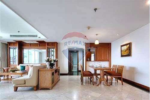 For rent spacious 2 bedrooms in  Narathiwas Soi 7 Sathorn BTS Chongnonsi