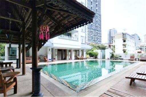 For rent spacious 2 bedrooms in  Narathiwas Soi 7 Sathorn BTS Chongnonsi