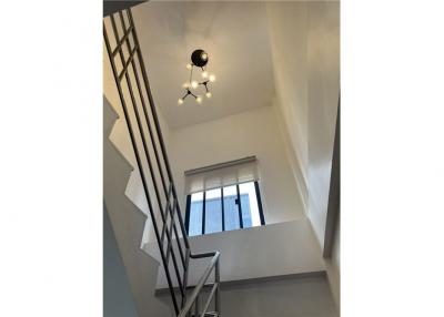 For rent new renovated townhouse 4 bedrooms fully furnished in Sukhumvit 27 BTS Asoke