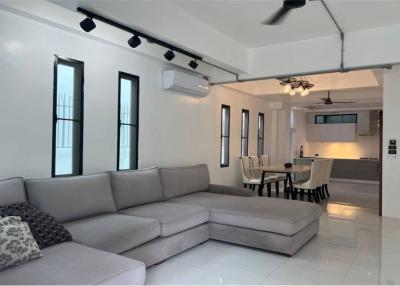 For rent new renovated townhouse 4 bedrooms fully furnished in Sukhumvit 27 BTS Asoke