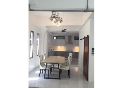 For rent new renovated townhouse 4 bedrooms fully furnished in Sukhumvit 27 BTS Asoke - 920071001-11563