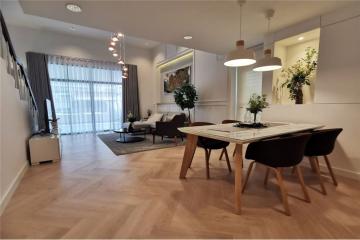 For sale new renovated townhouse 4 bedrooms corner unit in Sukhumvit 89. 400m to BTS BangChak - 920071001-11558