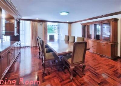 Spacious and Pet-Friendly Duplex with 3 Bedrooms and High Ceilings for Rent in Sukhumvit 24, BTS Phrom Phong