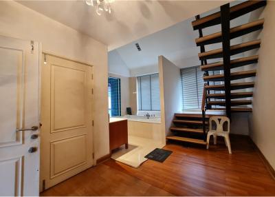 For sale special townhouse 3+1 bedrooms in Baan Klang Krung Thonglor