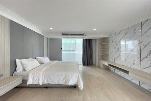 Renovated 4 bedroom unit for rent closed to Asoke