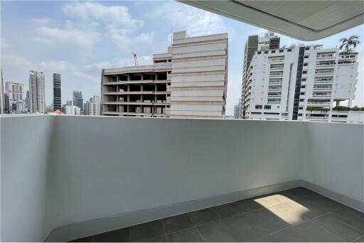 Renovated 4 bedroom unit for rent closed to Asoke