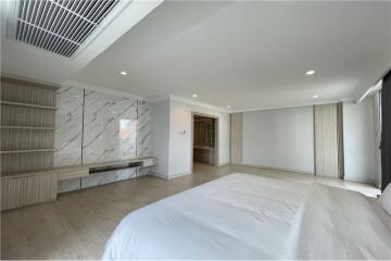 Renovated 4 bedroom unit for rent closed to Asoke