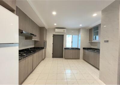 Renovated 4 bedroom unit for rent closed to Asoke