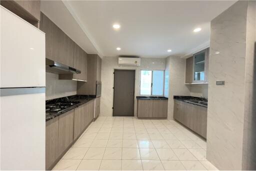 Renovated 4 bedroom unit for rent closed to Asoke