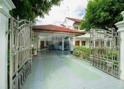 350 Sqm., 5 Beds, 3 Baths Townhouse listed for ฿ 10,990,000.