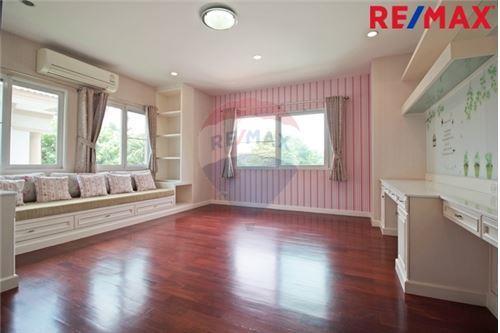 2 Sqm., 4 Beds, 5 Baths Townhouse listed for ฿ 26,000,000.