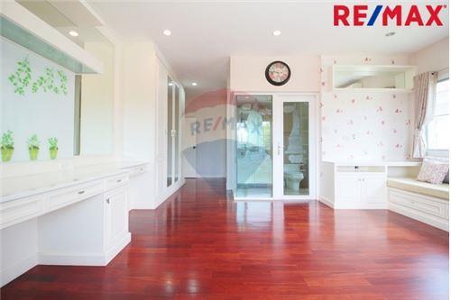 2 Sqm., 4 Beds, 5 Baths Townhouse listed for ฿ 26,000,000.