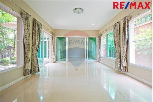 2 Sqm., 4 Beds, 5 Baths Townhouse listed for ฿ 26,000,000.