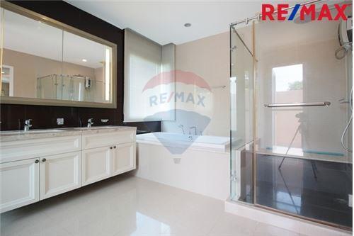 2 Sqm., 4 Beds, 5 Baths Townhouse listed for ฿ 26,000,000.