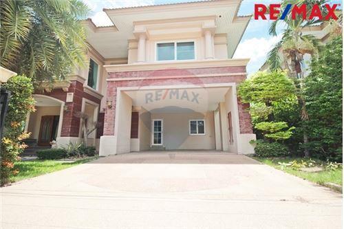 2 Sqm., 4 Beds, 5 Baths Townhouse listed for ฿ 26,000,000.