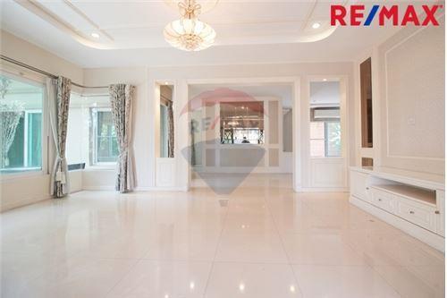 2 Sqm., 4 Beds, 5 Baths Townhouse listed for ฿ 26,000,000.