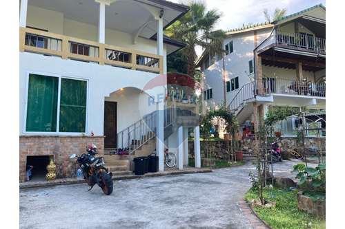 Two Story Townhouse Near The Beach In Taling Ngam