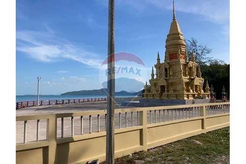 Two Story Townhouse Near The Beach In Taling Ngam