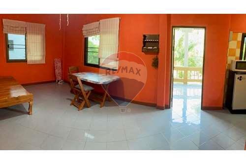 Two Story Townhouse Near The Beach In Taling Ngam