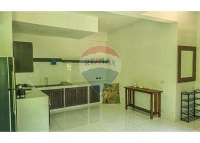 Two Story Townhouse Near The Beach In Taling Ngam