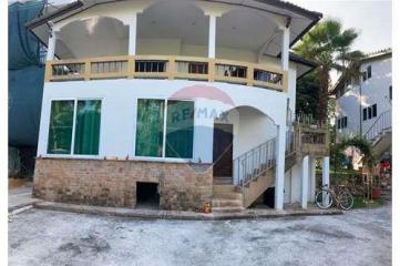 Two Story Townhouse Near The Beach In Taling Ngam