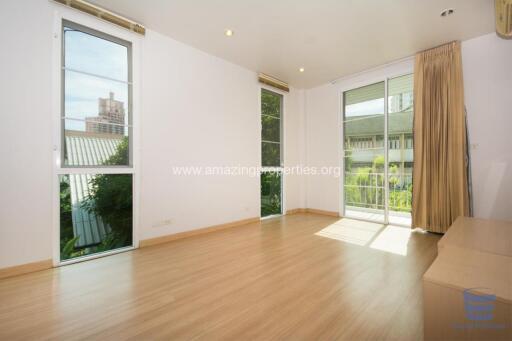 [Property ID: 100-113-21246] 3 Bedrooms 3 Bathrooms Size 165Sqm At ＠ Sukhumvit 24 Home for Rent 75000 THB