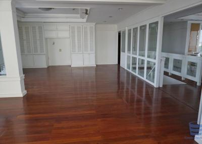[Property ID: 100-113-20608] 3 Bedrooms 4 Bathrooms Size 371Sqm At Modern Town for Sale 16000000 THB