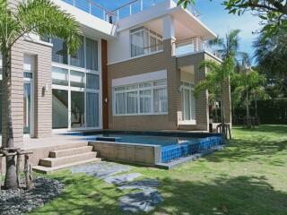 Luxury house close to the beach for sale