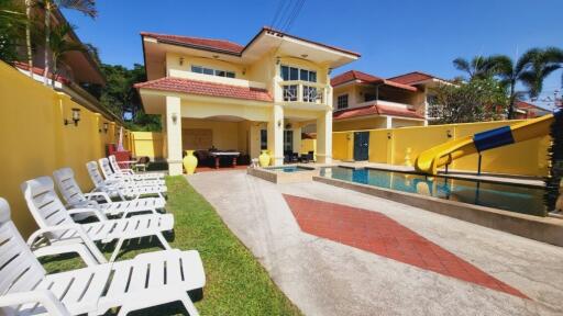 Pool Villa with 4 Bedrooms in Jomtien