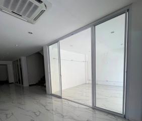 Building commercial 4 floor in Central Pattaya