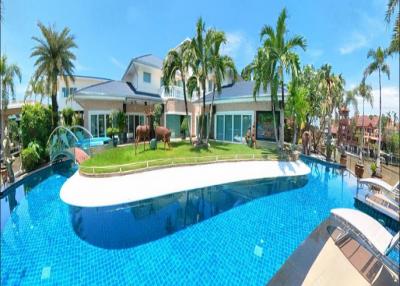 Luxury detached poolvilla with private mooring dock