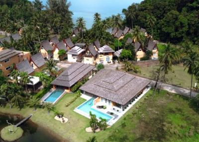 Prestigious Poolvilla with guest rooms in Koh Chang