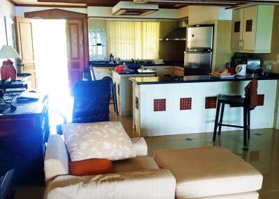 Large 2 Bedroom Condo with Sea View