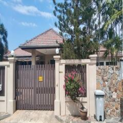 Comfortable 2 bedroom house with private pool